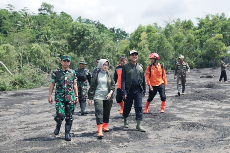 Forkopimda Lumajang Tinjau Lokasi Terdampak Banjir Lahar Dingin Semeru, Tegaskan Komitmen Pengamanan Masyarakat dan Pemulihan Infrastruktur. Forkopimda Lumajang Tinjau Lokasi Terdampak Banjir Lahar Dingin Semeru, Tegaskan Komitmen Pengamanan Masyarakat dan Pemulihan Infrastruktur.