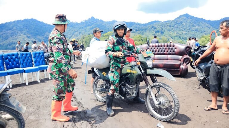 TNI Lumajang Sigap Bantu Warga Amankan Barang Pasca Banjir Lahar Dingin Semeru di Sumberlangsep. TNI Lumajang Sigap Bantu Warga Amankan Barang Pasca Banjir Lahar Dingin Semeru di Sumberlangsep.