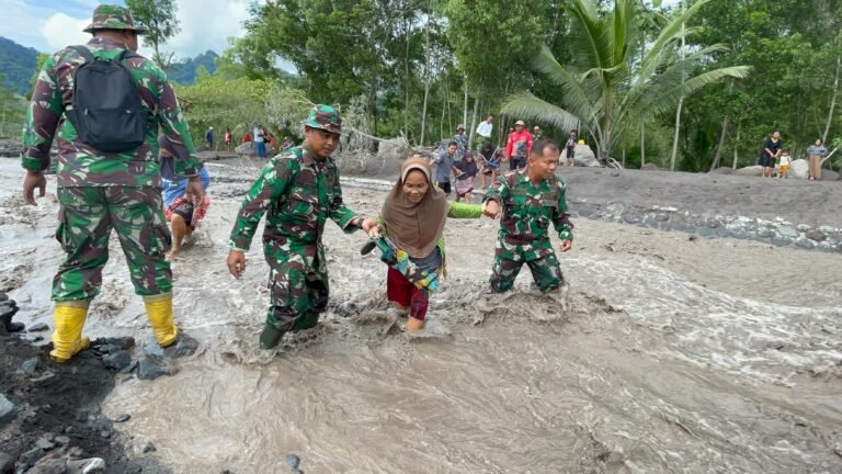 Personel Siaga Bencana Kodim 0821/Lumajang Bantu Warga Menyebrang Sungai Dusun Sumberlangsep