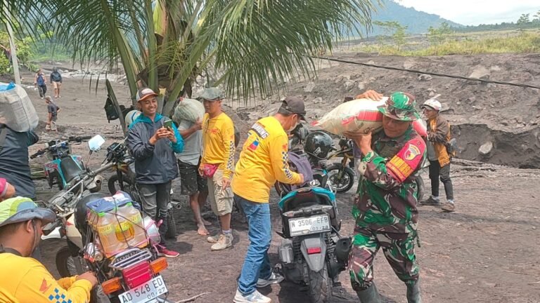 Babinsa Sumberwuluh dan Relawan Gerak Cepat Salurkan Logistik ke Warga Terdampak Lahar Dingin Semeru Babinsa Sumberwuluh dan Relawan Gerak Cepat Salurkan Logistik ke Warga Terdampak Lahar Dingin Semeru